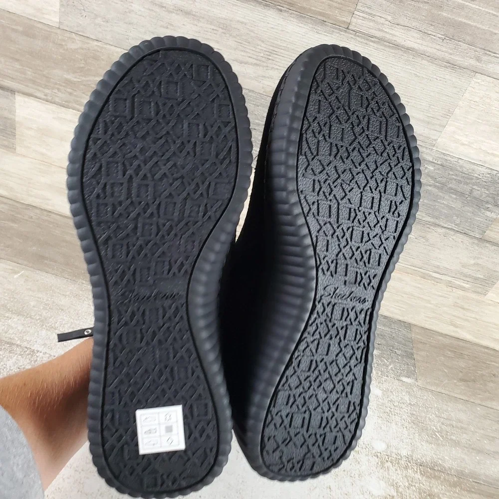 Skechers new without